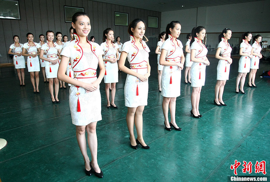 大運(yùn)會(huì)VIP禮儀服務(wù)志愿者服裝首次亮相 優(yōu)雅與中華美學(xué)的跨界融合